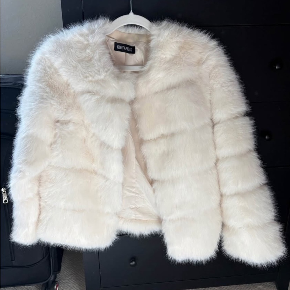 Women's Plush Cream Faux Fur Jacket